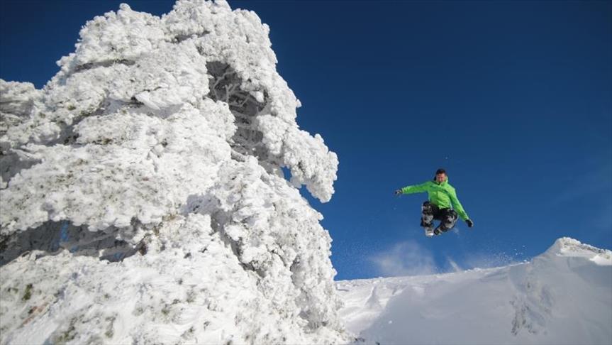 “جبل مراد” يقدم لزواره متعة التزلج والمياه الكبريتية
