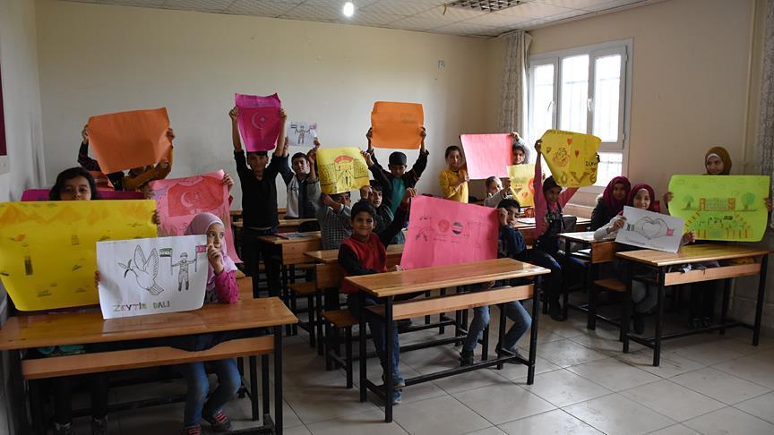 تلاميذ سوريون في تركيا يرسمون تضامناً مع “غصن الزيتون”