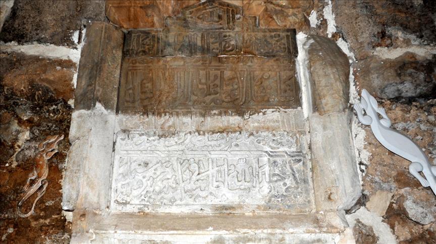 باحث تركي يعثر على نقوش حجرية مفقودة قبل قرن