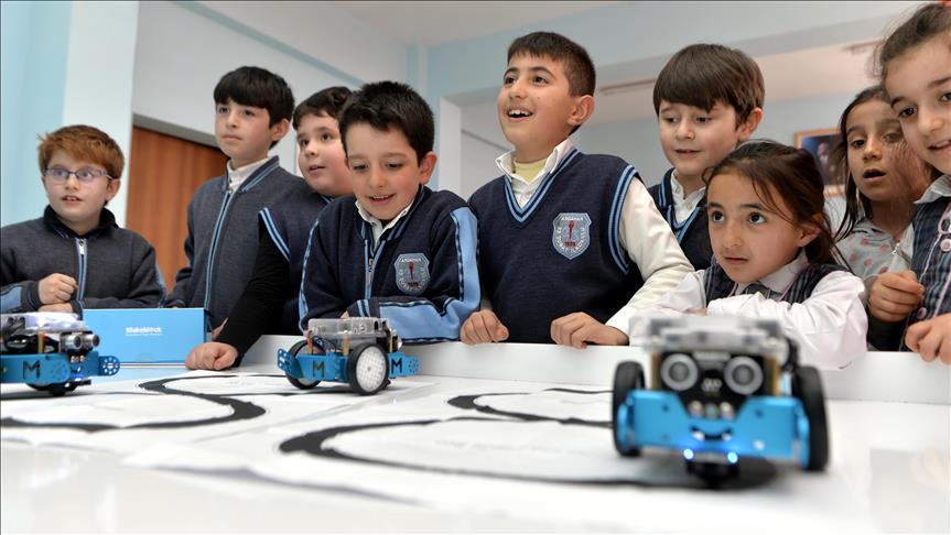 مدرسة تركية تعلم الأطفال مهارات البرمجة والروبوتات