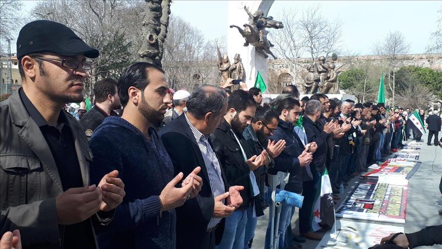 عرب وأتراك يؤدون صلاة الغائب على أرواح ضحايا الغوطة الشرقية في اسطنبول
