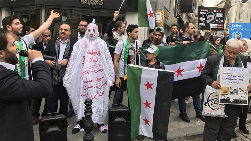سوريون يتظاهرون أمام قنصلية إيران في اسطنبول