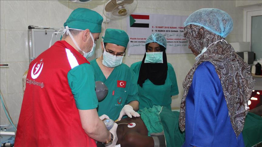 اطباء أتراك يجرون عمليات جراحية لـ 100 طفل سوداني