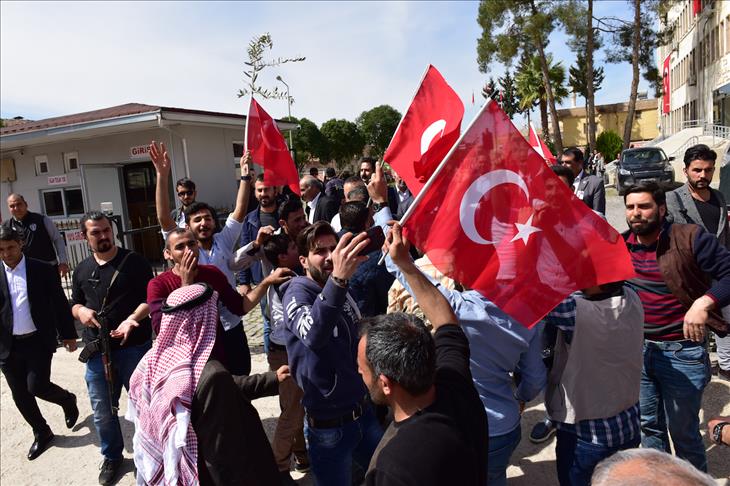 سوريون في تركيا يحتفلون بتحرير عفرين
