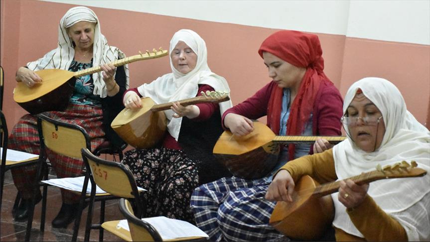 بعد الخمسين .. نساء تركيات يتعلمن العزف على البزق لهذا السبب