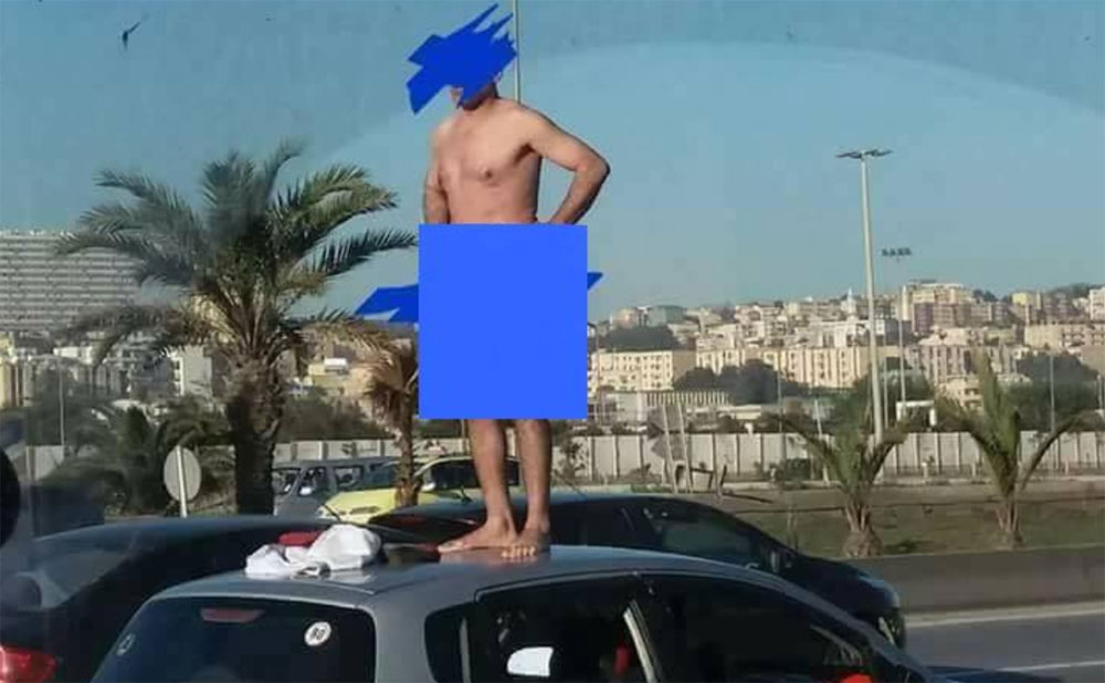 شاهد .. جزائري يتعرى في الشارع يشعل صفحات فيسبوك