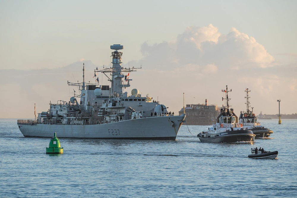 سفينة حربية روسية تغادر قاعدة طرطوس العسكرية
