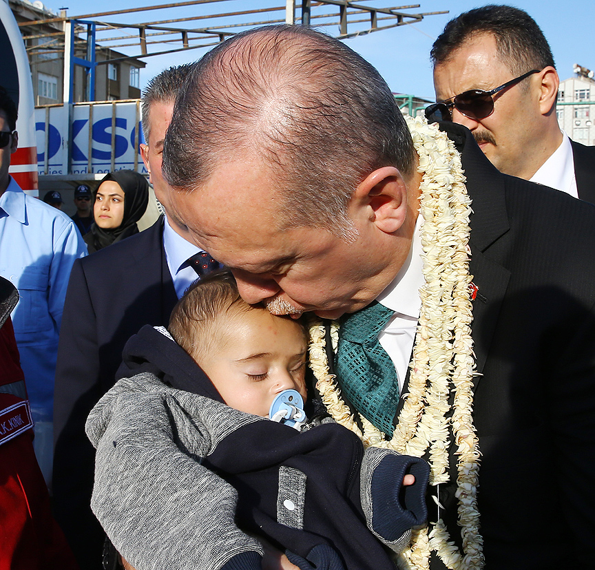 أردوغان يحتضن الرضيع السوري “كريم” رمز مأساة الغوطة