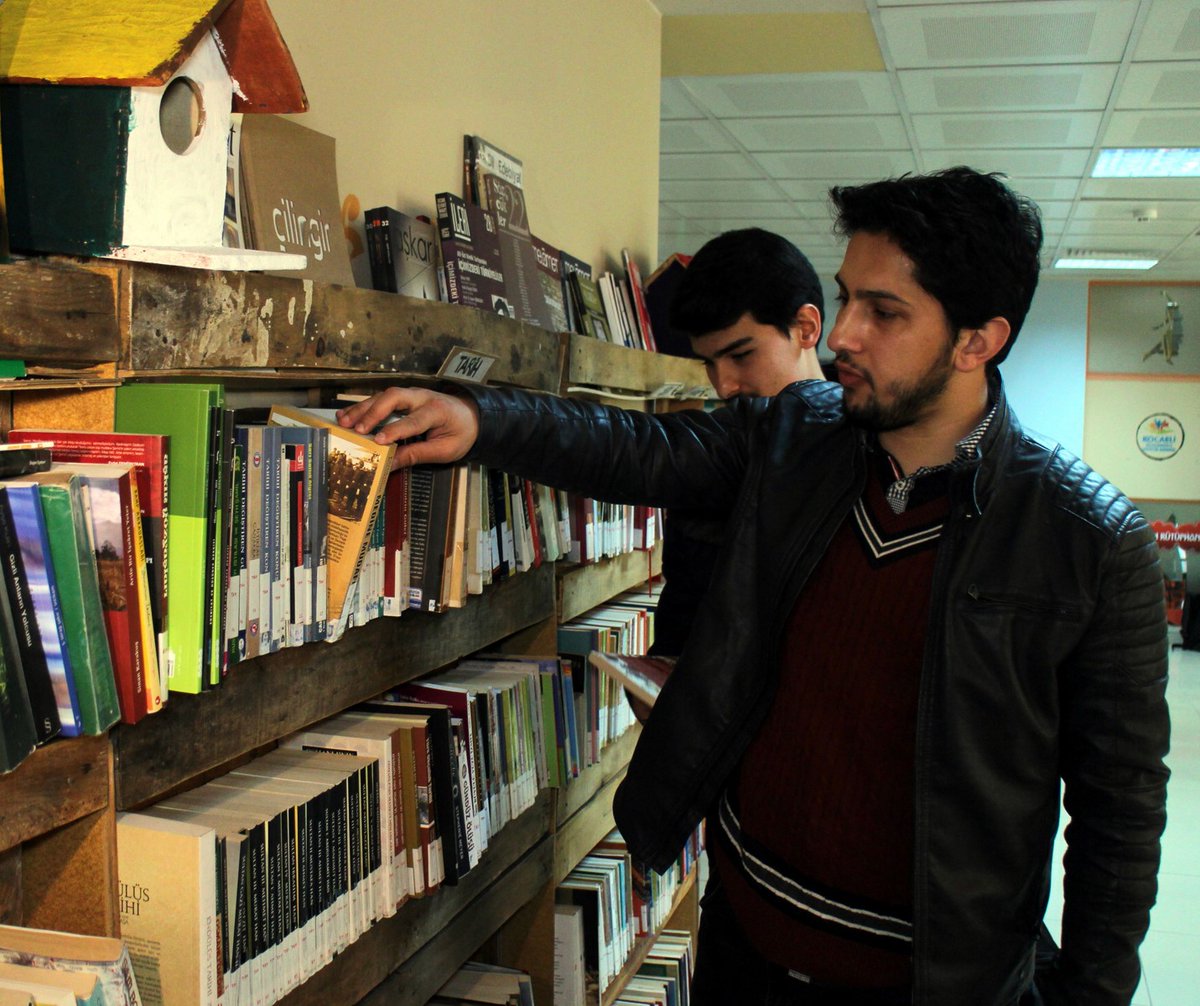 شاهد بالصور: طلاب أتراك يصنعون من المخلفات أثاثا لمكتبتهم