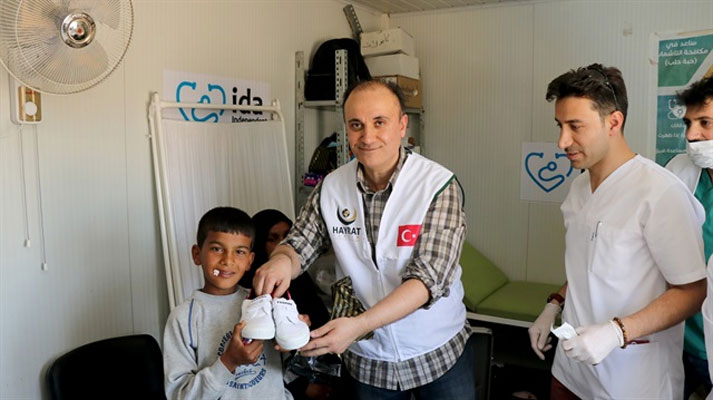 فريق طبيّ متكامل من 67 طبيبًا تركيًّا يتطوعون لمعالجة السوريين