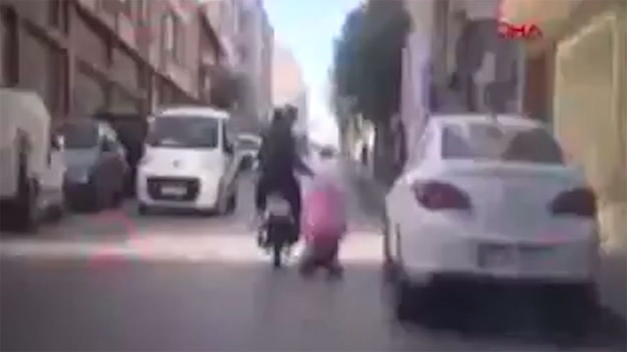 بأقصى درجات الإهمال.. إمرأة تركية تجر عربة طفل وهي تقود دراجة نارية (شاهد)