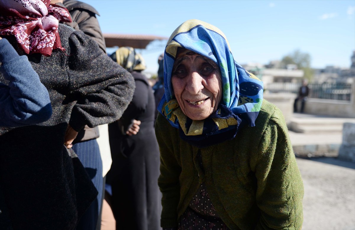 الجيش التركي يهرع لمساعدة مسنة من عفرين .. بهذه الطريقة