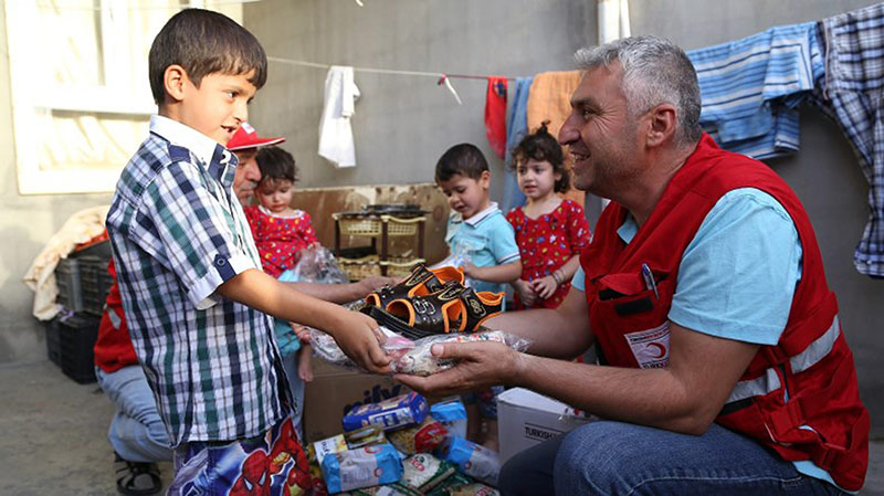 الهلال الأحمر التركي يوزع مساعدات على آلاف الأسر العراقية