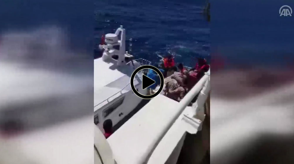 شاهد لحظات عصيبة عاشها رجال خفر السواحل التركي مع قارب في عرض البحر