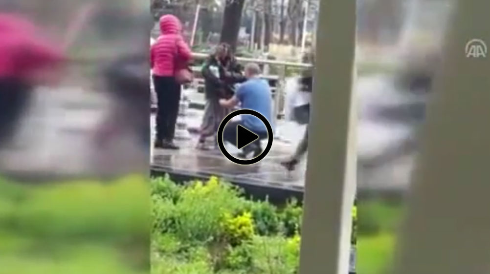 شاهد كيف تصرّف هذا الرجل التركي مع امرأة بقيت لمدة تحت المطر