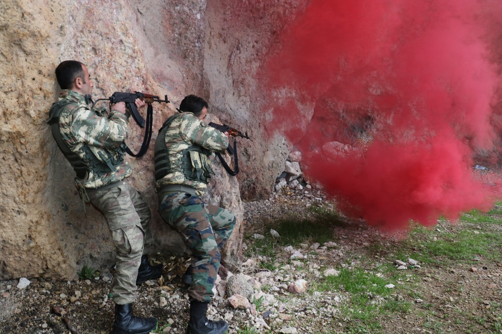 شاهد: متطوعون يتلقون تدريبات عسكرية مكثفة للانضمام للقوات الخاصة التركية