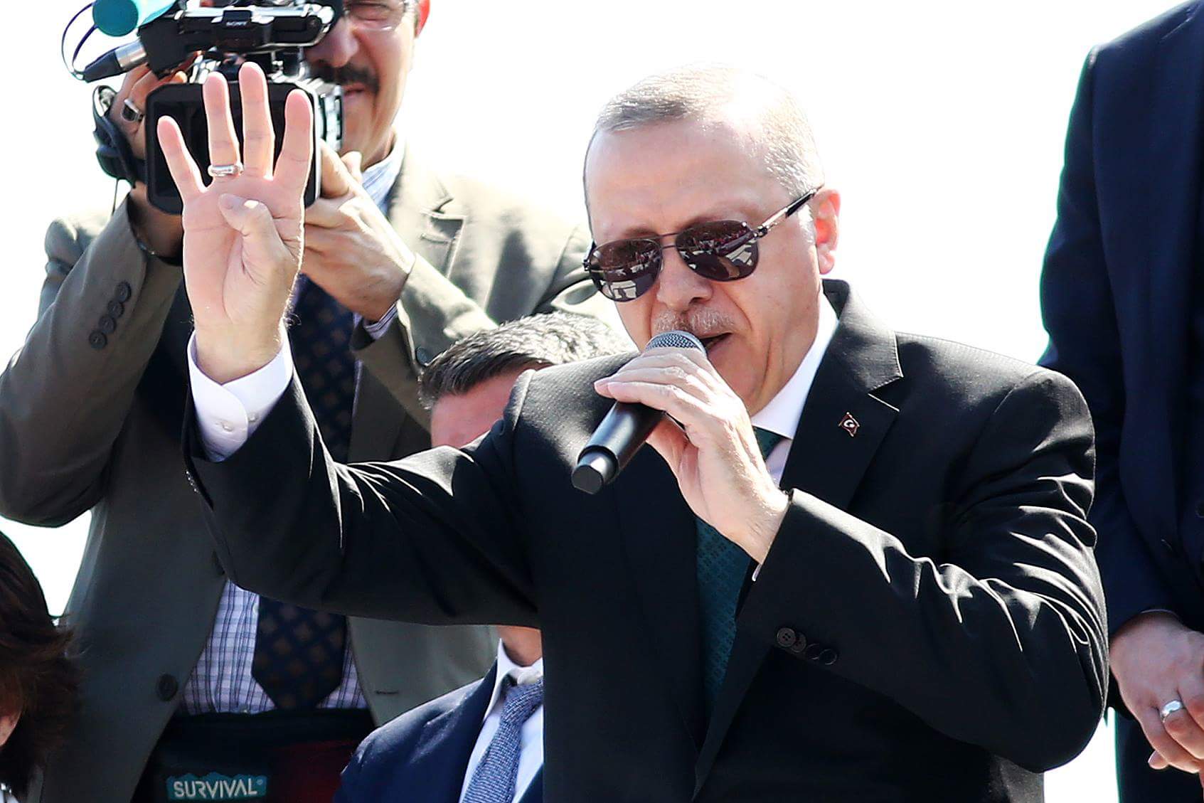 أردوغان: العلم التركي “حمامة سلام” تتحوّل إلى “صقر حربٍ” عند اللزوم