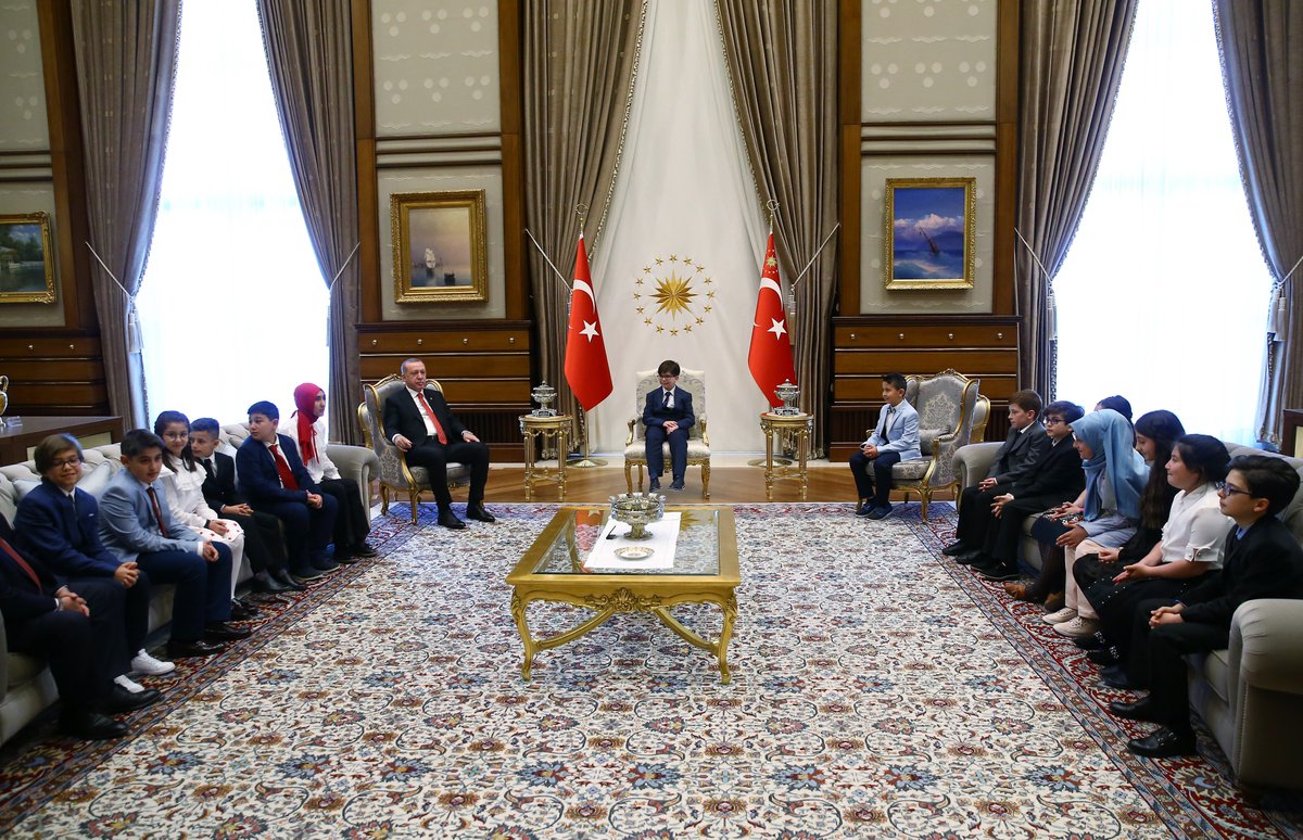 شاهد لحظة تسليم أردوغان منصب الرئاسة مؤقتاً للأطفال