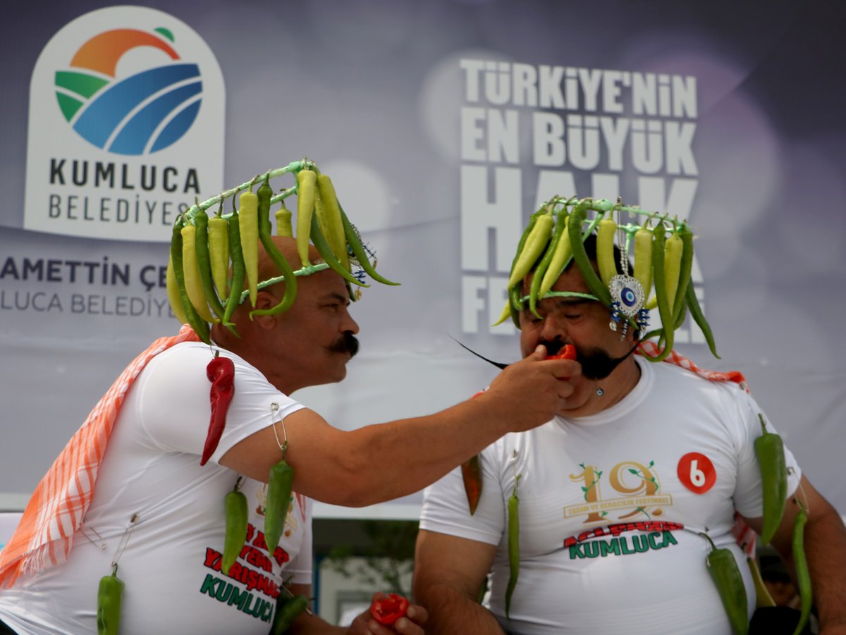 شاهد بالصور.. مسابقة لأكل الفلفل الحار في ولاية أنطاليا التركية