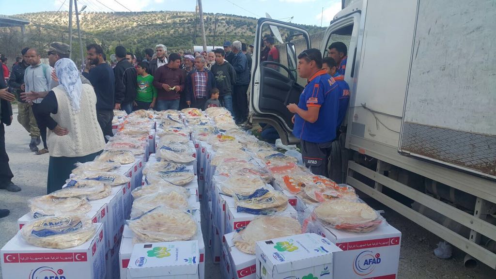 تركيا تواصل توزيع المساعدات على أهالي عفرين