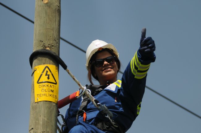 شاهد بالصور: سيدة تركية تتسلق الأعمدة وتعمل بإصلاح خطوط الكهرباء