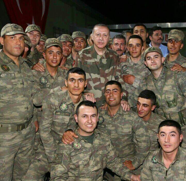 صور جديدة للرئيس أردوغان وهو بالبدلة العسكرية بين الجنود