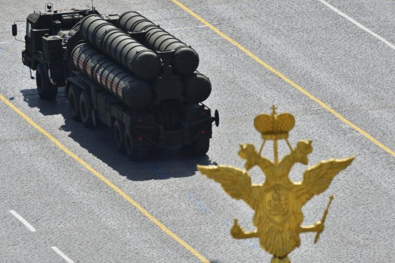 شاحنة عسكرية تحمل صواريخ إس-400 الروسية في عرض عسكري في العاصمة الروسية موسكو. صورة من أرشيف رويترز توزعها تماما كما تلقتها كخدمة منها لعملائها.