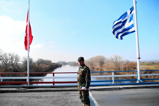 اليونان تعيد لتركيا جنديين عبرا الحدود بطريق الخطأ