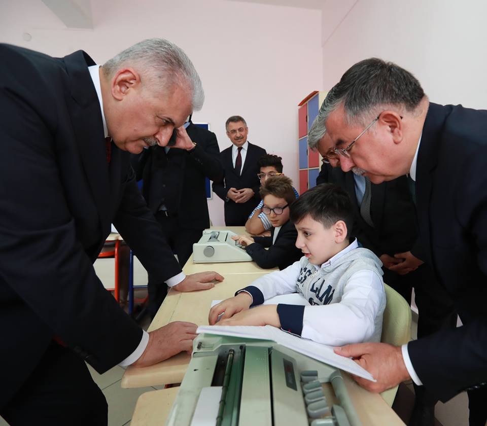 رئيس الوزراء التركي يزور مدرسة للمكفوفين (صور)