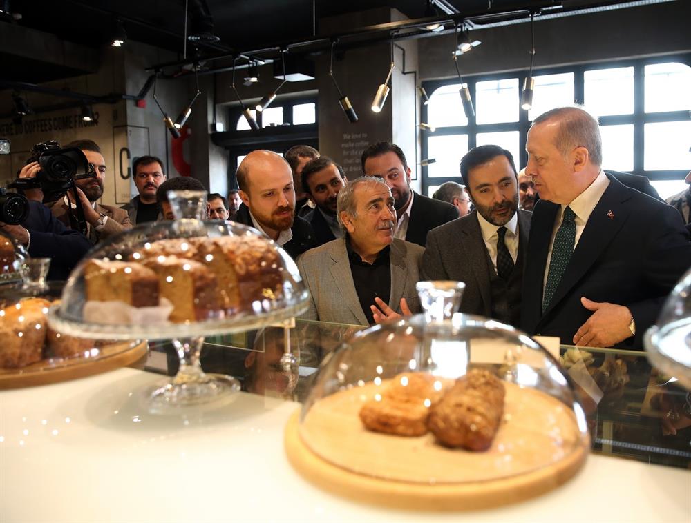 شاهد الرئيس إردوغان يزور مقهي بمنطقة الفاتح في #إسطنبول
