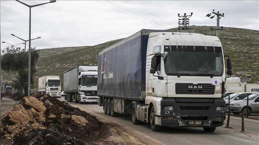 26 شاحنة مساعدات أممية تعبر الحدود التركية نحو إدلب السورية