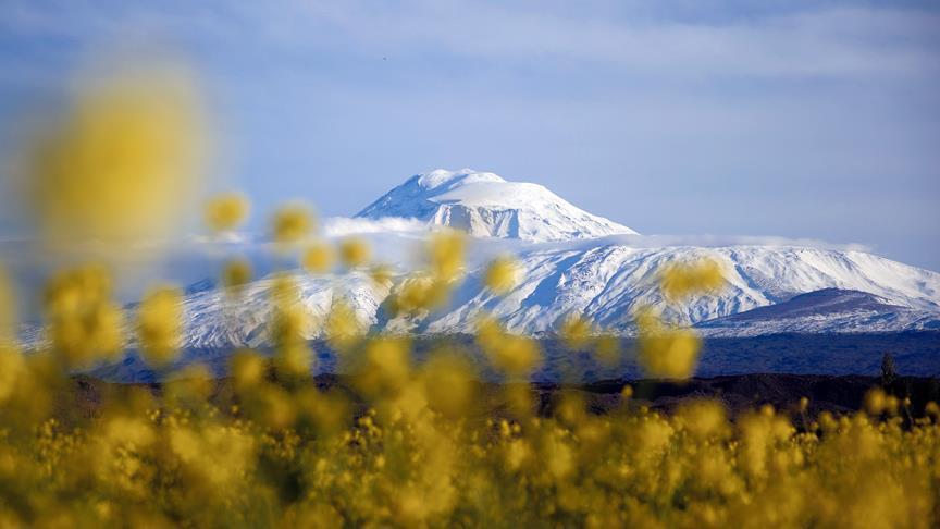 ثلوج نيسان تكسو أعلى قمة جبل في تركيا بمناظر خلابة (صور)