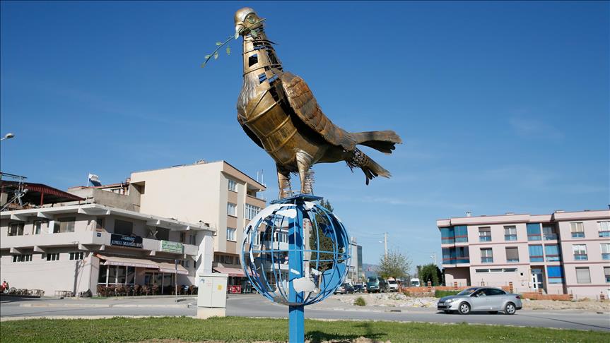 حداد تركي يُزين مدينته بتماثيل صنعها من الخردة