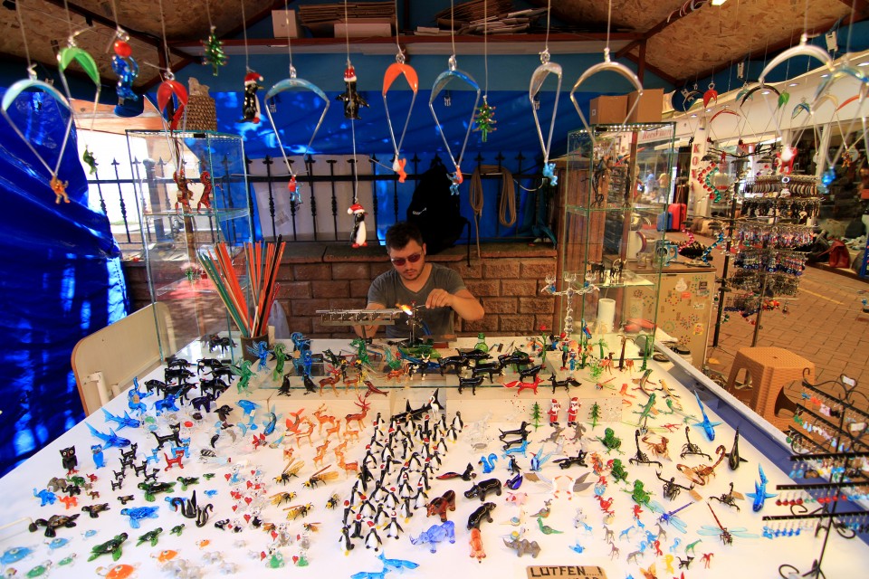 فنان تركي يبدع في تحويل زجاجات النفايات إلى مجسمات للزينة