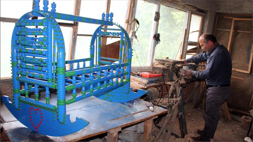 صناعة “مُهد الأطفال الخشبية” في تركيا تقاوم الاندثار