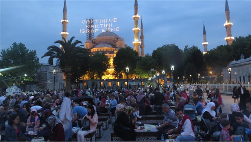 بأجواء روحانية.. آلاف الصائمين يفطرون يوميا بـ “السلطان أحمد” في إسطنبول