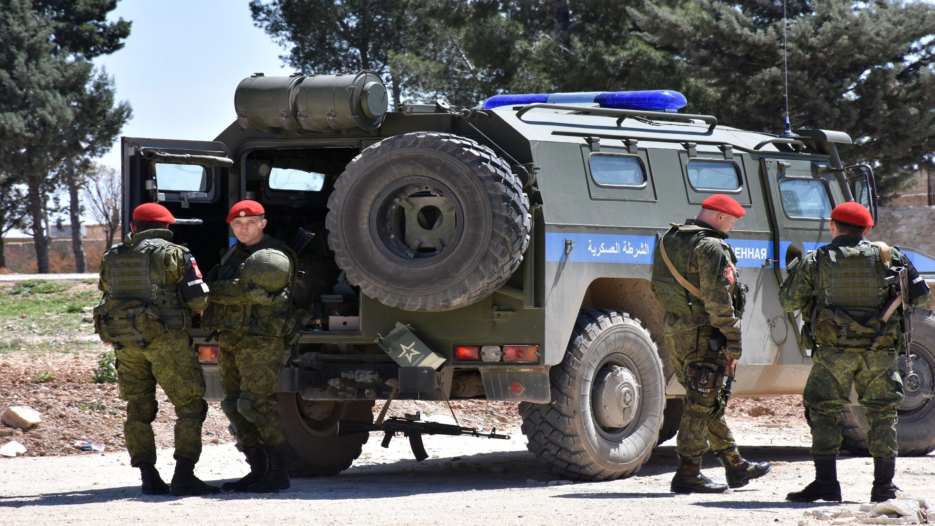 الشرطة العسكرية الروسية تضرب ضابطاً وعناصره في جيش الأسد أمام الناس