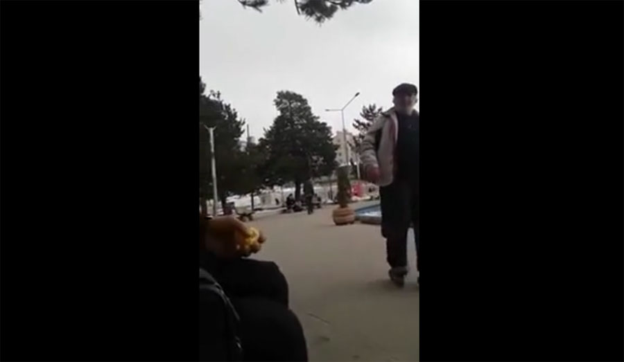 شاهد: عجوز تركي لم يمنعه سنّه من التزلج في الشارع!