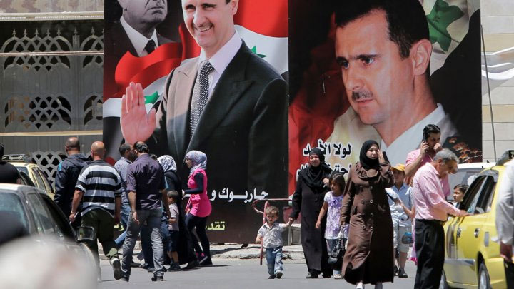 جندي سابق بجيش النظام السوري يهتف وسط طرطوس: “عاشت سوريا ويسقط الأسد” (شاهد)