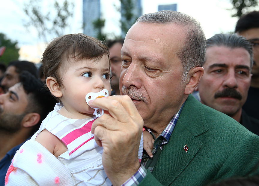 شاهد بالصور: أردوغان يفاجئ المواطنين في حديقة عامة