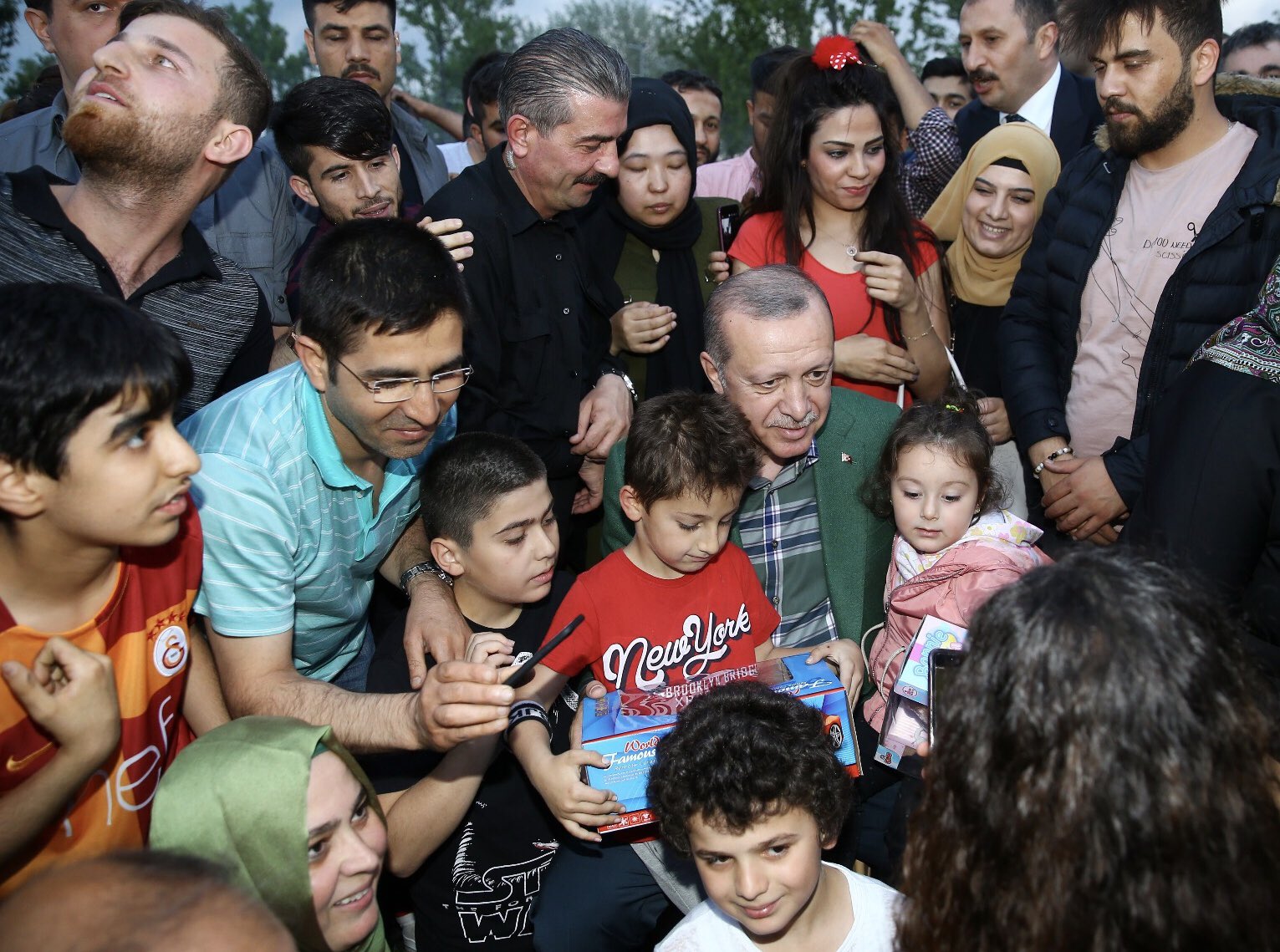 شاهد بالصور الرئيس أردوغان يفاجئ مواطنين في الحدائق العامة قبل الإفطار