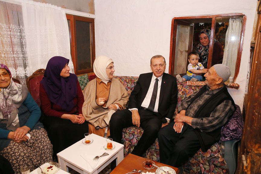 بالصور: أردوغان يفطر في منزل أحد المواطنين بأنقرة
