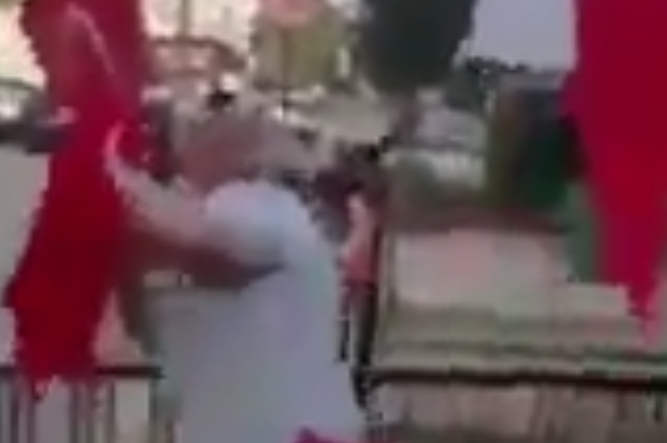 إمرأة تركية تثير غضب الأتراك بعد تمزيقها العلم التركي وعلم حزب أردوغان (شاهد الفيديو)