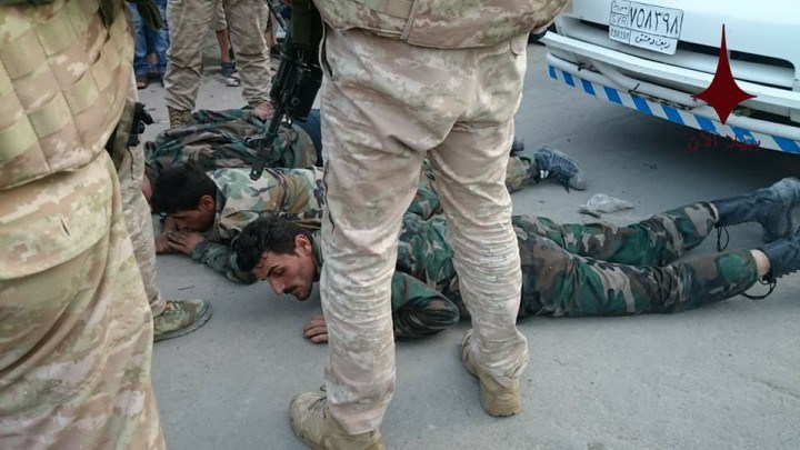 الجيش الروسي يهين جنود بشار الأسد بطريقة مذلة أمام الناس ويتعهد بصد أي تمرد (صور)