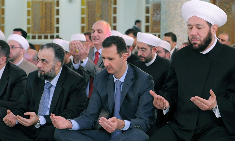 بشار الأسد يصلي