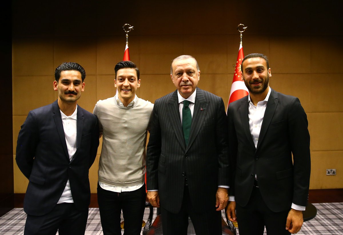 جدل في ألمانيا بسبب صور لأردوغان مع لاعبين من أصول تركية