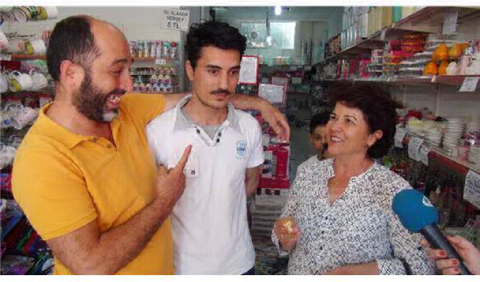 شاهد بالفيديو .. شاب سوري آمين يجد سوار ذهبي ويسلمه لمدير عمله التركي في مرسين