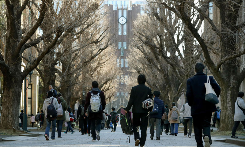 طلاب في جامعة طوكيو