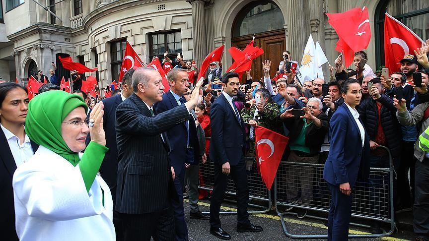 بهذا الهتاف استقبل الأتراك في لندن أردوغان وعقيلته