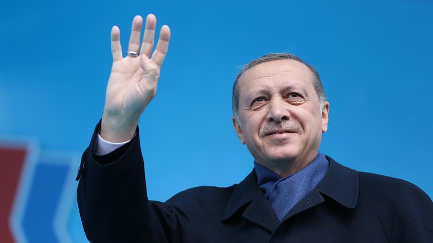 الرئيس التركي رجب طيب أردوغان يوجه تحية